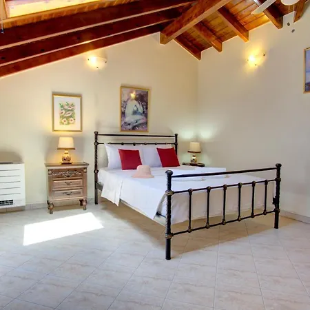 Casa Tzos Apartment